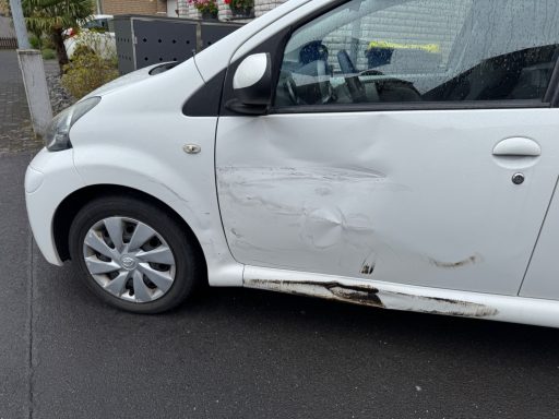 PKW Seitenschaden – Gutachten Butzbach Seitlicher Unfallschaden an einem PKW – Kfz Gutachten in Butzbach