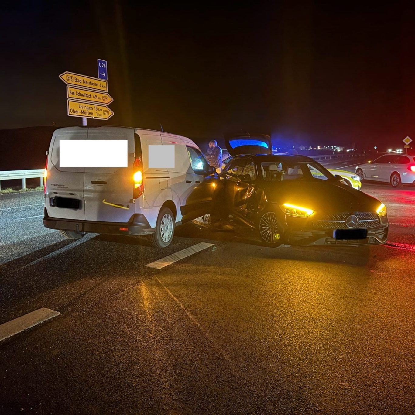 Unfallaufnahme vor Ort – Butzbach Vor-Ort Begutachtung nach Verkehrsunfall in Butzbach – Kfz Gutachter dokumentiert Unfallschaden bei Nacht